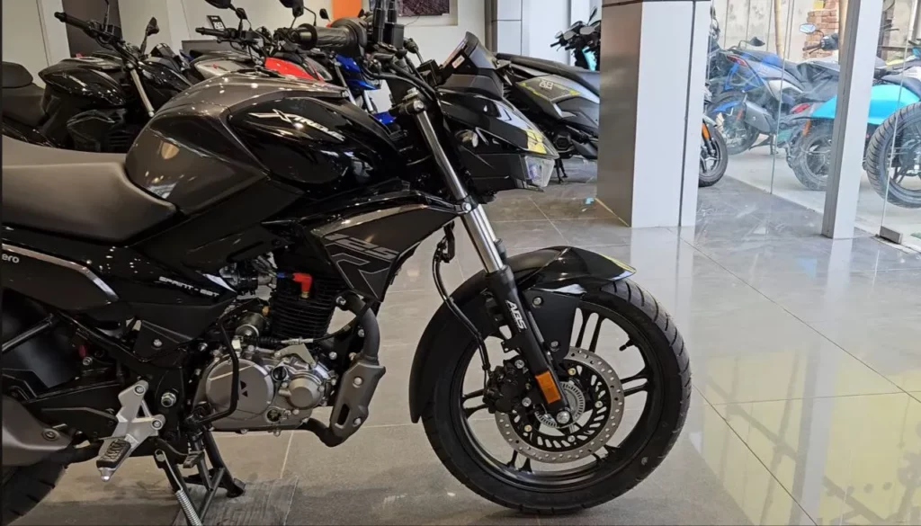 Seeing the Hero Xtreme 125R sport bike, the youth were left stunned!