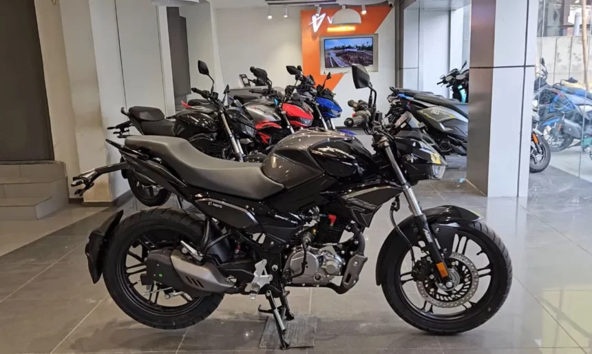 Seeing the Hero Xtreme 125R sport bike, the youth were left stunned!